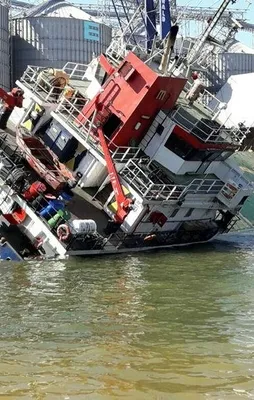 Bandırma'da konteyner gemisi yan yattı