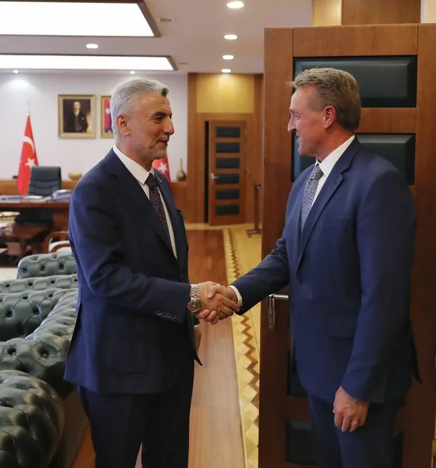 ticaret-bakani-omer-bolat-abdnin-ankara-buyukelcisi-flake-ile-gorustu-1690466288763.jpeg Ticaret Bakanı Ömer Bolat, ABD'nin Ankara Büyükelçisi Flake ile görüştü-1