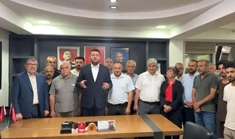 chp-malatya-il-baskanliginda-cilingirli-kriz-1782303971039.jpeg CHP Malatya İl Başkanlığı'nda "çilingirli" kriz: Eski yönetim çıkmadı yeni yönetim gece yarısı girdi-3