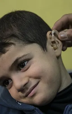 Suriyeli Taha işitme cihazına kavuştu