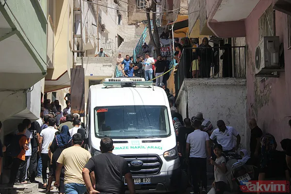 Eşini Öldürüp İntihar Etmiş Sokağa Şerit Çeken Polis Ekipleri, Olayı Haber Alıp Gelen Yakınlarını Eve Yaklaştırmadı. Cesetler, Savcının İncelemesinin Ardından...