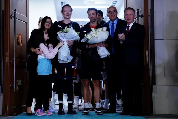 Yüksekten uçan Filenin Sultanları'na THY'den özel hediyeler: Yurda döndüler!-7