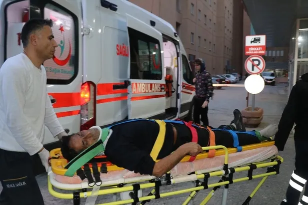 Son dakika: Erzincan'da yolcu otobüsü devrildi: Çok sayıda yaralı var-1