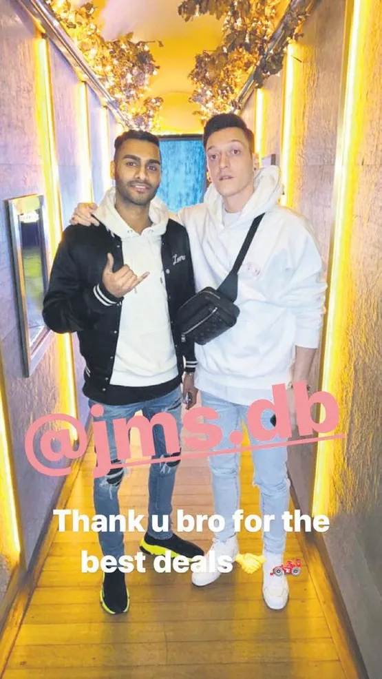 mesut-ozil-esi-amine-gulse-icin-kesenin-agzini-acti-3-milyon-250-bin-liraya-satin-aldigi-cipi-zirhla-kaplatti-1580855126143.jpeg Mesut Özil eşi Amine Gülşe için kesenin ağzını açtı! 3 milyon 250 bin liraya satın aldığı cipi zırhla kaplattı-1