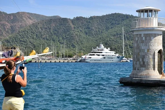 Şeyh Abdullah Al Futtaim’in ’Radiant’ adlı lüks mega yatı Marmaris'te!-5