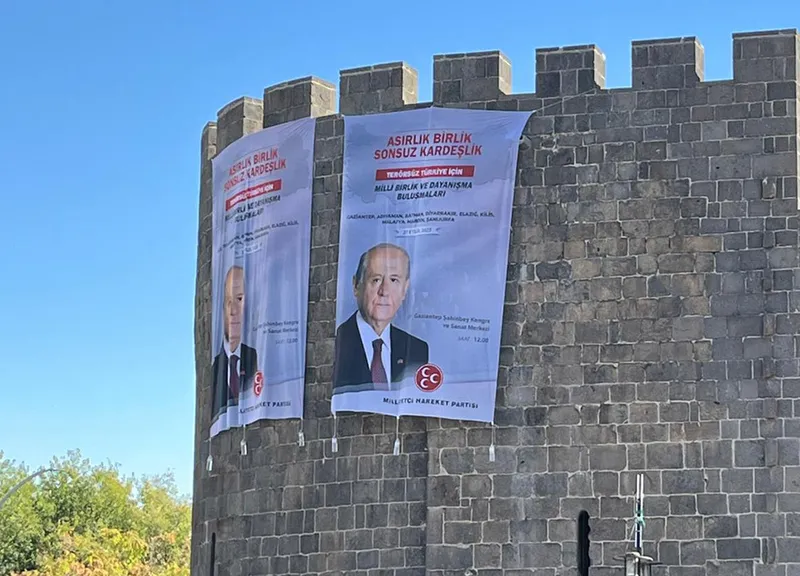 mhp-lideri-devlet-bahcelinin-posteri-tarihi-diyarbakir-surlarinda-asirlik-birlik-sonsuz-kardeslik-1758795369447.jpg