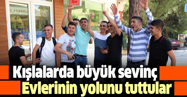 Kışlalarda erken terhis sevinci! Arkadaşları ve komutanları ile vedalaşıp evlerinin yolunu tuttular...