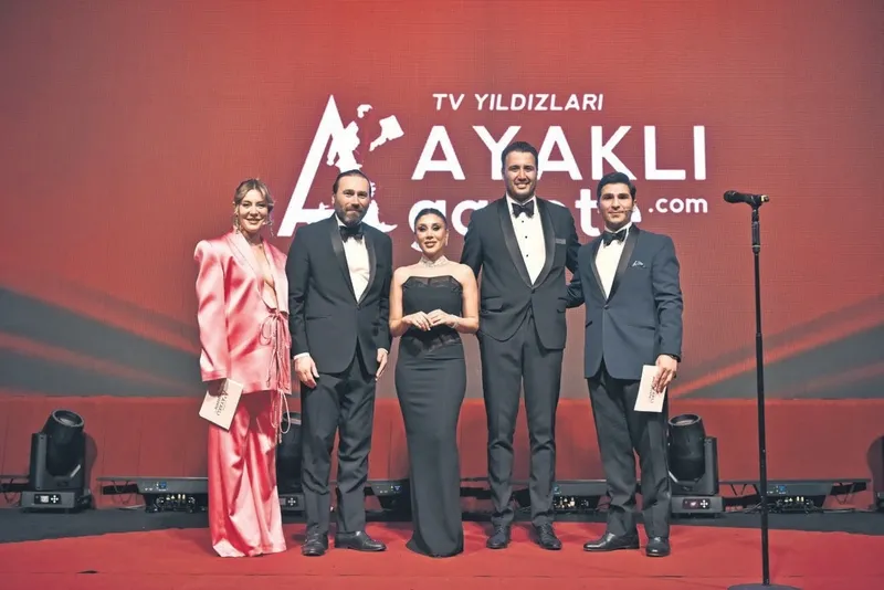 ayakli-gazete-odul-torenine-atv-damgasi-esra-erol-su-burcu-yazgi-coskun-ve-burak-denize-odul-yagdi-1745106695821.jpeg