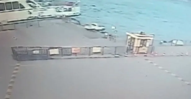 Eminönü’nde arabanın denize uçma anı kamerada