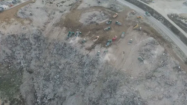 Hatay'da enkazlardan toplanan molozlar kamyonlarla belirlenen alanlara taşınıyor-5