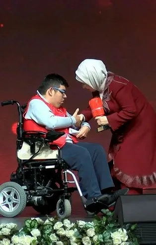 Emine Erdoğan'dan 'Kırmızı Yelek Uluslararası Gönüllülük Ödülleri Töreni'nde önemli açıklamalar