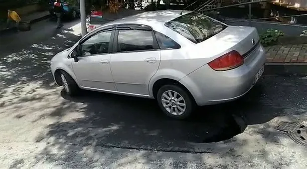 Son dakika: Beşiktaş’ta yol çöktü! Yoldan geçen araç çukura düştü-2