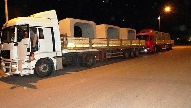 Sınır hattında dikkat çeken hareketlilik! Beton blok sevkiyatı yapıldı-2