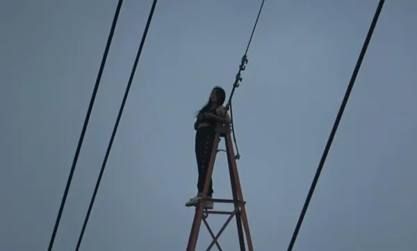 samsunda-gorenler-gozlerine-inanamadi-sevgilisine-kizdi-40-metre-yuksekliginde-154-bin-voltluk-yuksek-gerilim-1695919638926.jpeg Samsun'da görenler gözlerine inanamadı! Sevgilisine kızdı 40 metre yüksekliğinde 154 bin voltluk yüksek gerilim hattı direğine çıktı-3