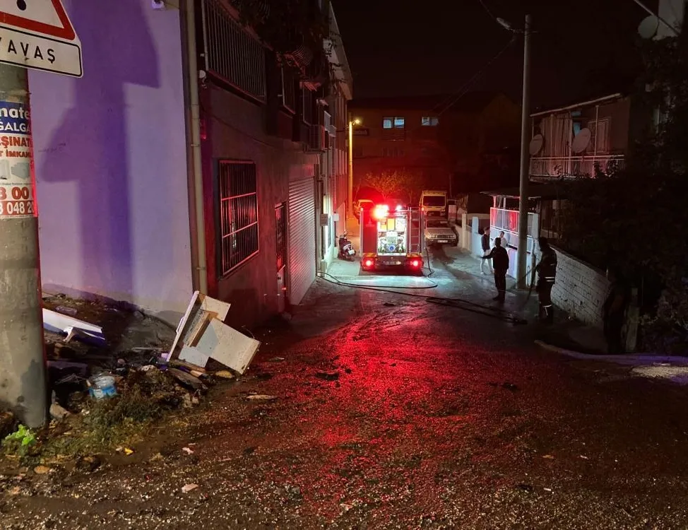 Evini yaktı, sigara içerek yangını izledi