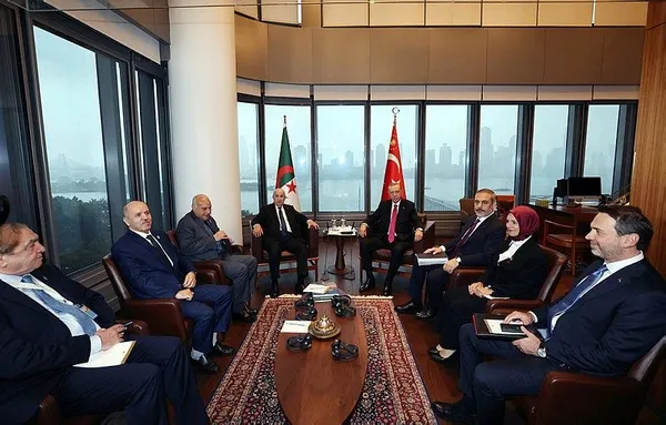 baskan-erdogan-cezayir-cumhurbaskani-abdulmecid-tebbun-ile-gorustu-1695076151278.jpeg Başkan Erdoğan, Cezayir Cumhurbaşkanı Abdülmecid Tebbun ve Polonya Cumhurbaşkanı Andrzej Duda ile bir araya geldi-2