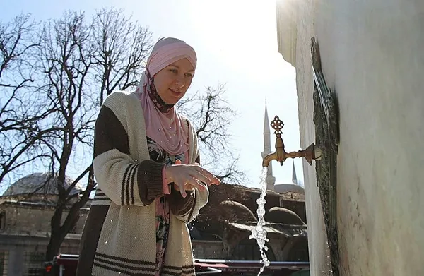 sultanahmet-camisinde-muslumanlikla-tanisan-ingiliz-her-seyi-birakip-islami-anlatmaya-basladi-1616776438195.jpg Sultanahmet Camisi'nde Müslümanlıkla tanışan İngiliz, her şeyi bırakıp İslam'ı anlatmaya başladı-5