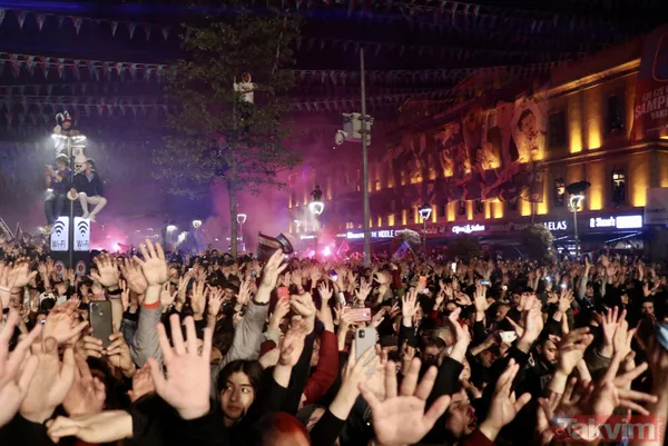 Trabzonspor taraftarı şampiyonluğu kutluyor! Renkli görüntüler... - 11