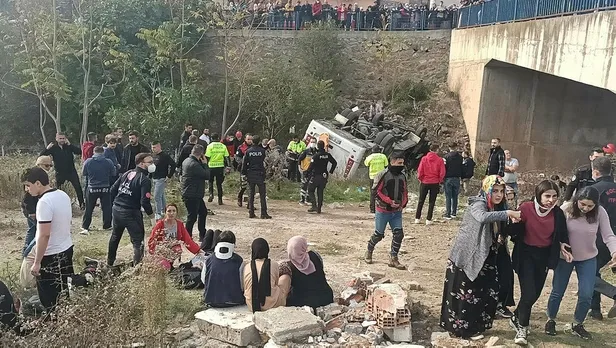 SON DAKİKA: Kocaeli'de öğrenci servisi kaza yaptı! 2 ölü 20 yaralı-4