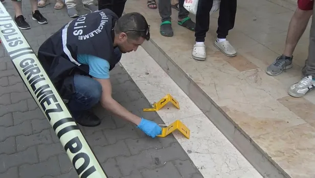 Kartal'da fırın önünde bekleyen kadına silahlı saldırı kamerada-1