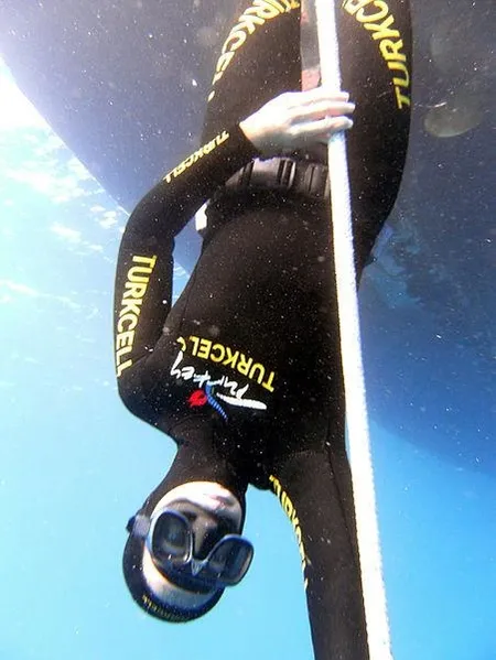 Derinliklerin prensesi! Yasemin Dalkılıç 9 dünya rekoru kırdı....-1