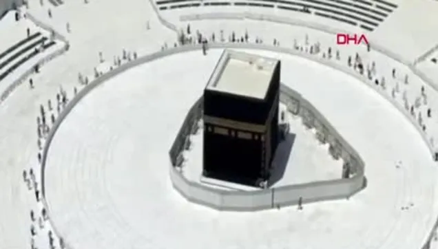 Kabe'de tavaf devam ediyor
