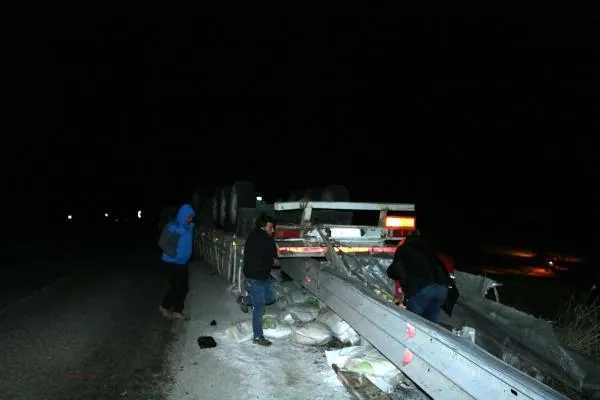 Ağrı'da korkunç kaza! TIR ikiye bölündü-1