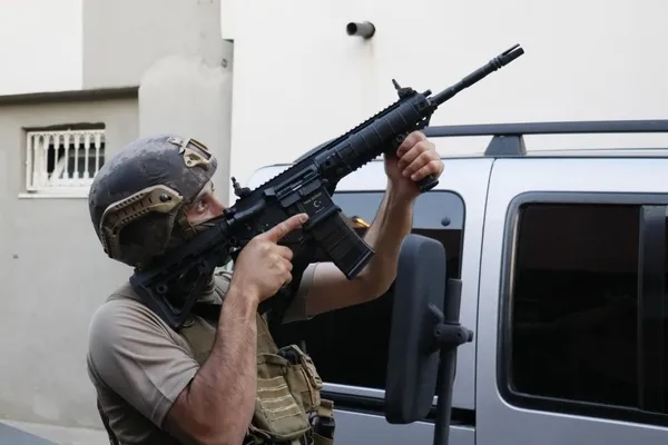 adanada-organize-suc-orgutune-safak-baskini-cok-sayida-gozalti-var-1687234714469.jpeg Adana’da organize suç örgütüne şafak baskını: Çok sayıda gözaltı var-3