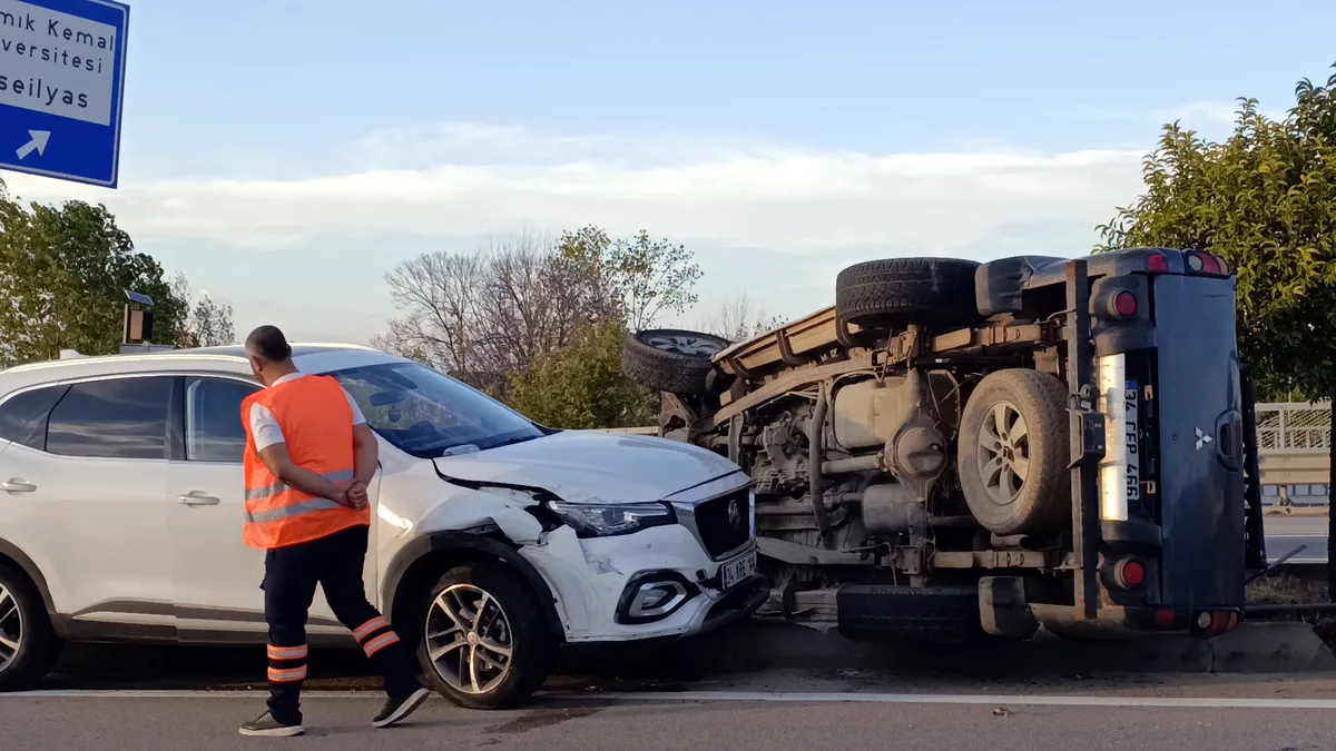 Tekirdağ’da içinde 4 yaşındaki çocuk bulunan otomobili kaçıran şüpheli, yayaya ve iki araca çarpıp yakalandı