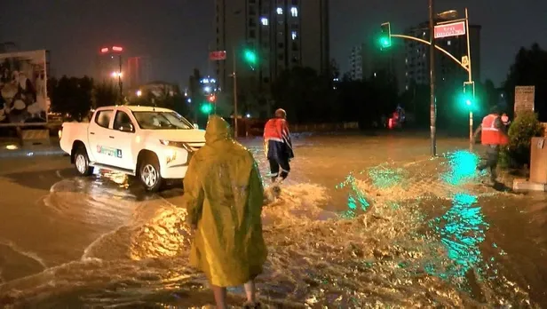 istanbulda-aniden-bastiran-yagmur-vatandaslara-panik-dolu-anlar-yasatti-1657411355706.jpeg İstanbul'da aniden bastıran sağanak yağış bir çok yerde hayatı felç etti-12