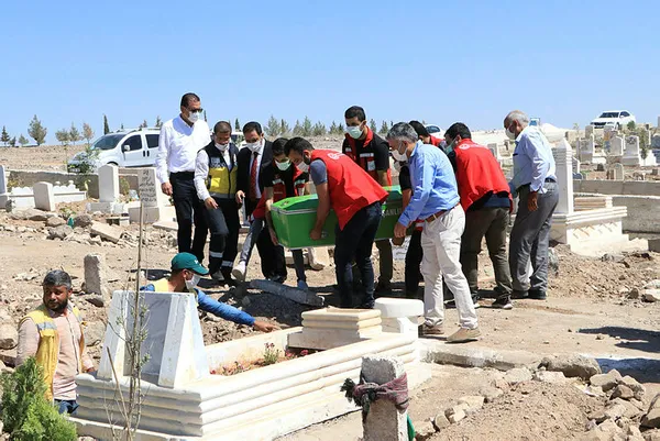 evlenmedigi-icin-babasinin-tinerle-yaktigi-13-yasindaki-amara-kimsesizler-mezarligina-defnedildi-1630925203502.jpg Evlenmediği için babasının tinerle yaktığı 13 yaşındaki Amara, kimsesizler mezarlığına defnedildi-4