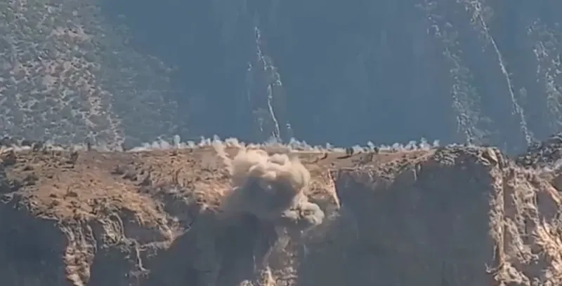 msb-paylsati-irak-kuzeyindeki-pence-kilit-operasyonu-bolgesinde-bir-magara-daha-teroristlerden-temizlendi-1728827290696.jpeg MSB paylaştı! Irak kuzeyindeki Pençe-Kilit Operasyonu bölgesinde bir mağara daha teröristlerden temizlendi-2