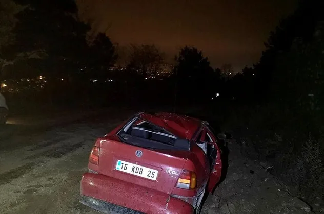 El freni çekilmeyen otomobil uçuruma devrildi: 2 yaralı