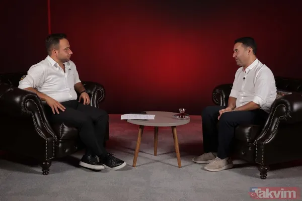 Ünlü Sanatçı, Sözlerini Şöyle Sürdürdü: "Yani Çocuğum Ama Bak Şimdi Çocukça Bir Mutluluk Anlatacağım. Bir Lider Tarafından Onur Ediliyorsun. Bir Evladı Gibi...