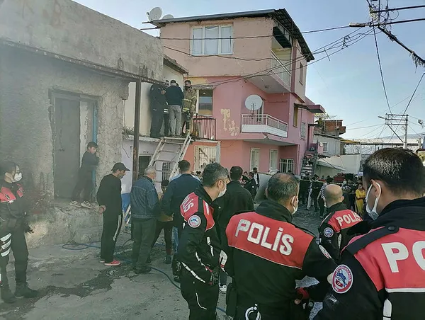 izmirde-evde-yalniz-olan-4-yasindaki-cocuk-evde-cikan-yanginda-oldu-1619107358183.jpg İzmir'de evde yalnız olan 4 yaşındaki çocuk evde çıkan yangında öldü-5