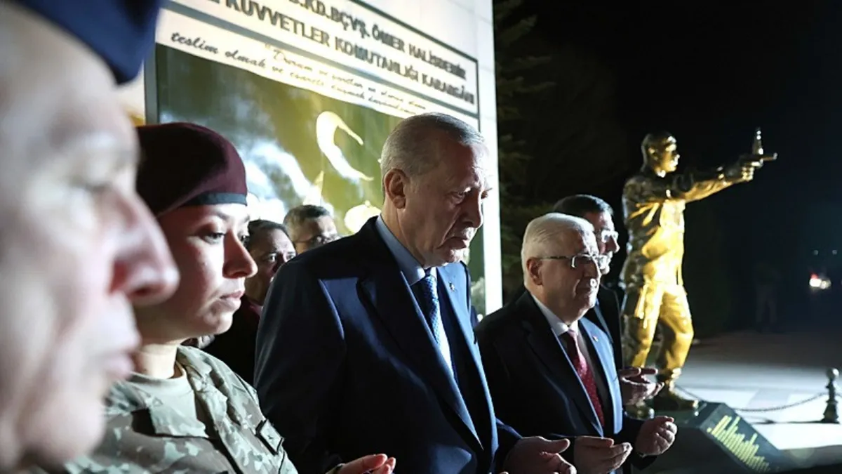 Ömer Halisdemir'in kızı Teğmen Elif Nur Halisdemir "bordo" beresini taktı