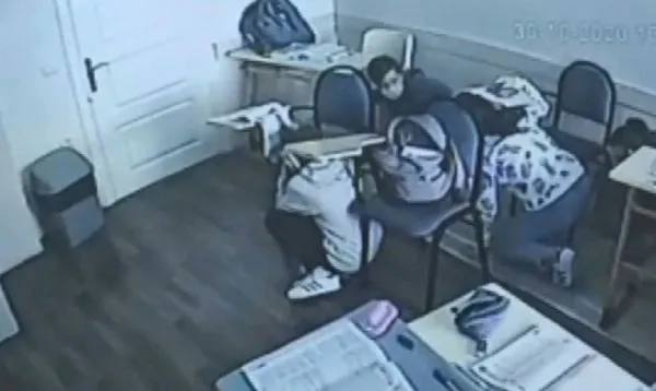 izmirdeki-69-buyuklugundeki-depreme-derste-yakalanan-ogrenciler-siralarin-altina-girdi-1604314269708.jpg İzmir'deki 6,9 büyüklüğündeki depreme derste yakalanan öğrenciler sıraların altına girdi-2