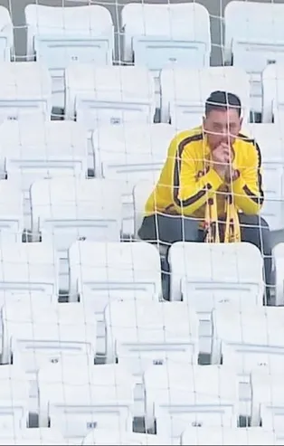 Takımını tribünde tek başına destekleyen taraflar gündem oldu!