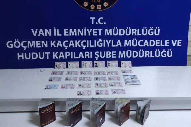 Son dakika: MİT ve emniyet ekiplerince yürütülen ortak operasyonda 30 adet sahte belge ele geçirildi