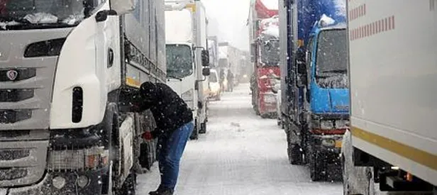 İstabul'da 7 TIR kaza yaptı! Trafik felç
