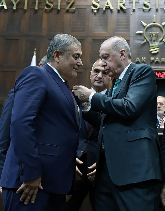 Başkan Erdoğan, partisine katılan Antalya Aksu Belediye Başkanı İsa Yıldırım'a rozet taktı. (AA)