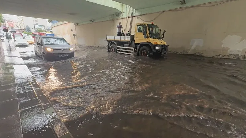 İstanbul ve Ankara'da sağanak etkisi: Sokaklar göle döndü bir araç çukura düştü! Başkentten acı haber-3