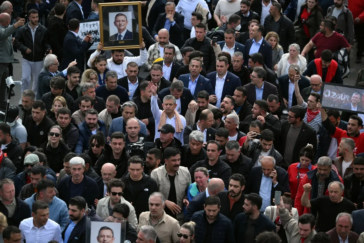 1779704565198.jpeg Kılıçdaroğlu’na liderlik Özel’e çizik: Parti tarihinden silindi | Fotoğrafı genel merkeze asılmayacak-7