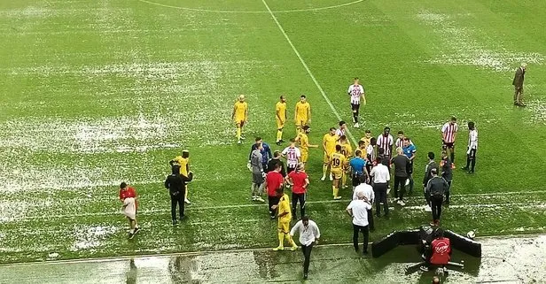 Samsunspor - İstanbulspor maçı yoğun yağış nedeniyle ertelendi!