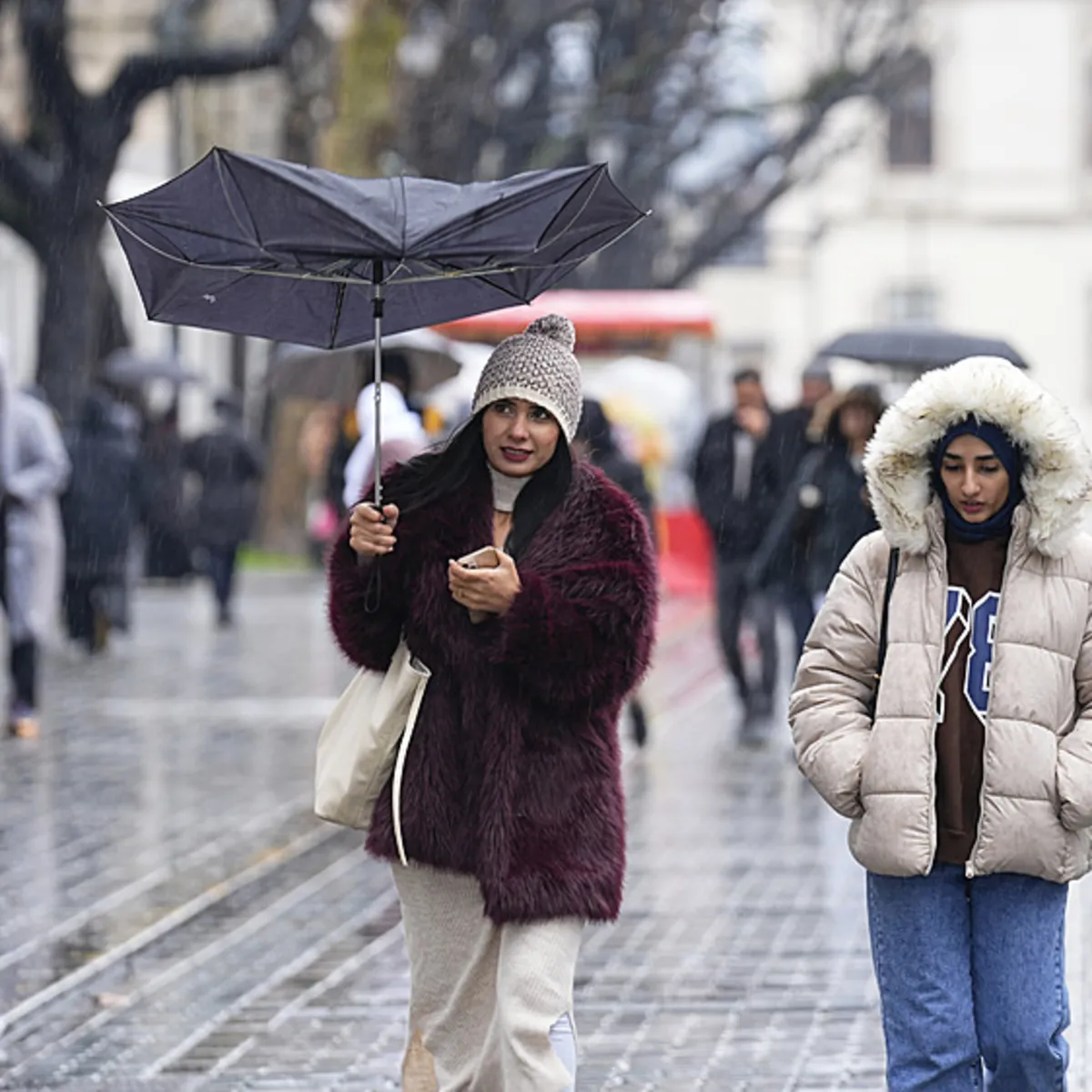Sağanak ve fırtına kuvvetli geliyor: 3 il risk haritasında! İstanbul’da sıcaklık 11 dereceyi görecek
