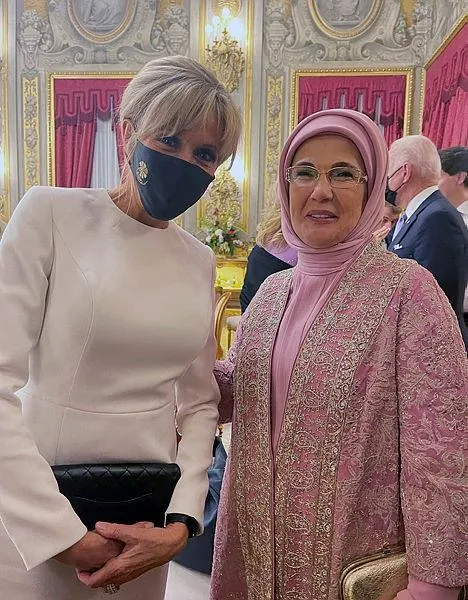 g-20de-turkiye-fransa-arasinda-first-lady-diplomasisi-emine-erdogan-ve-briddite-macron-dikkat-cekti-1635786843801.jpeg G-20’de Türkiye-Fransa arasında 'First Lady' diplomasisi! Emine Erdoğan ve Briddite Macron dikkat çekti...-2