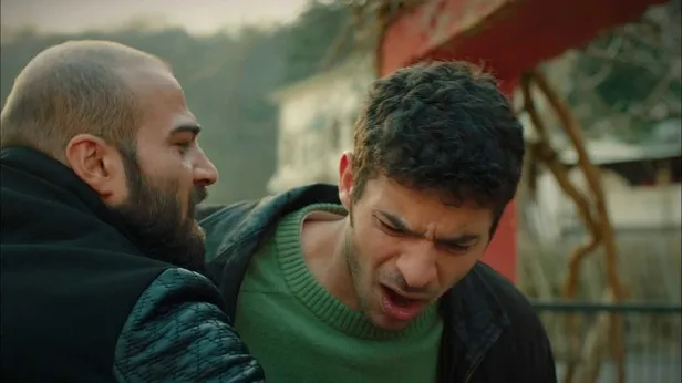 Akif ve Suzan Harika'ya yakalandı! Ekrana kilitleyen sahneleriyle Kardeşlerim 5. bölüm fragmanı yayınlandı-6