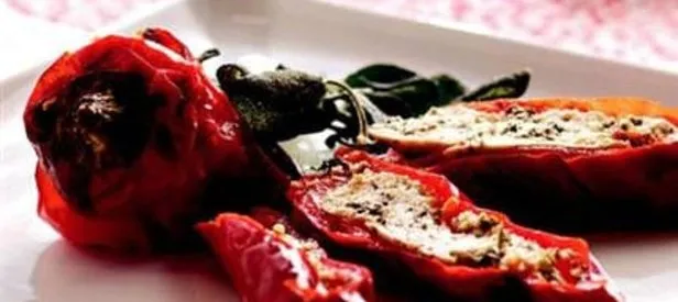 Lor Peynirli Kırmızı Biber Dolması Tarifi