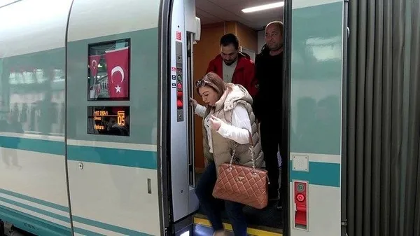 baskan-erdogan-mujdeyi-vermisti-mayis-ayina-kadar-ucretsiz-olan-yuksek-hizli-tren-hattina-yogunluk-1682607621934.jpeg