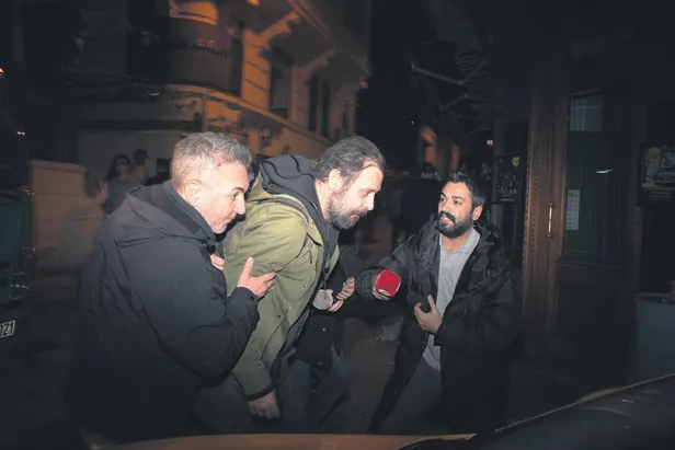 nejat-islerin-son-halini-gorenler-sasti-kaldi-kendisini-goruntuleyen-muhabirlere-hakaretler-yagdirdi-1639337612213.jpg Nejat İşler'in son halini görenler şaştı kaldı! Kendisini görüntüleyen muhabirlere hakaretler yağdırdı-2